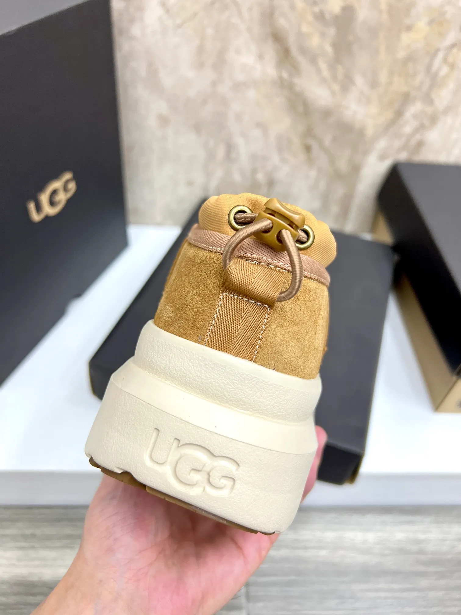 Men's men's shoes💰: 540💰couples style👫 UGG Tasman Weather Hybrid one-second snow boots👢 Wang Yibo's same 👏 classic Tasman shoe is designed with environmentally friendly waterproof and snowproof material, which is both fashionable and functional. At the same time, it is paired with the new UGG Keen furry color-blocked jacket. Bright orange and maroon collide to create a new light outdoor style and open up a new travel experience in early autumn! Using the best materials, the 17mm fur-integrated surface is warmer and more breathable, and the outsole is upgraded to a lightweight and wear-resistant light wing technology outsole! Size: Women’s size 35-40 / Men’s size 38–44 (45 customized) Official website color